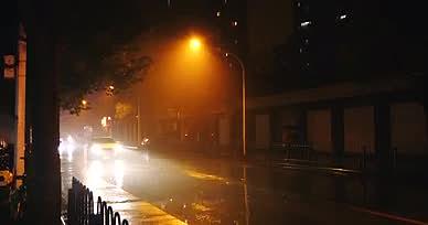 4K雨夜街道雨中城市街道雨景雨中车辆行驶视频的预览图